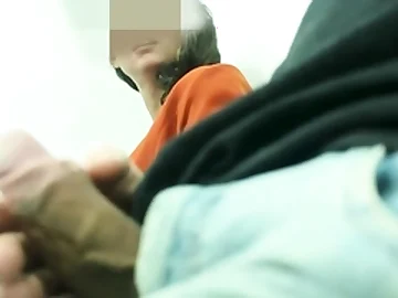 Mulher experiente faz boquete em um desconhecido na sala de