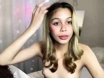 Amateur Webcam Cute Teen Plays Solo with Big