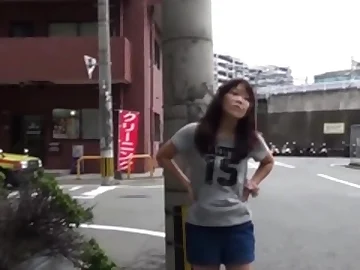 Japanese hottie urinating